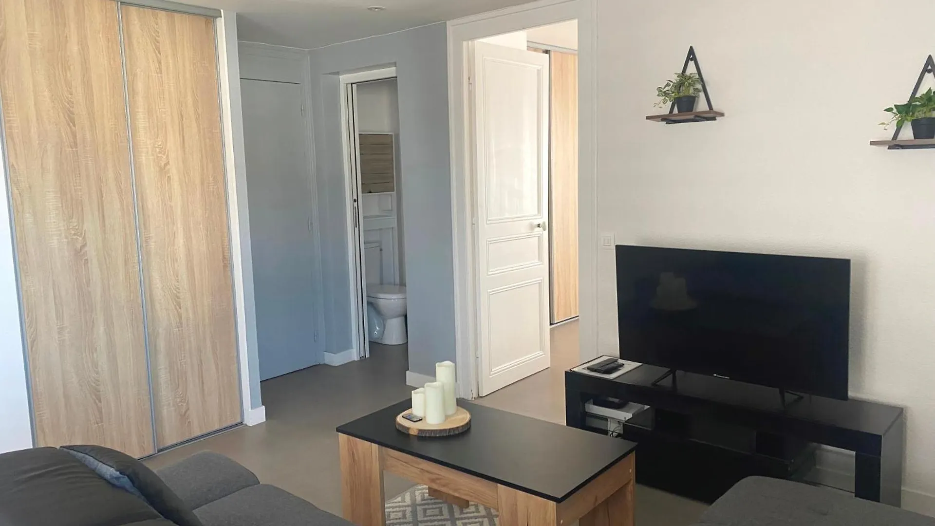 Apartament Grand T2 Centre-Ville, Calme, Lumineux Et Spacieux, 1 Chambre, 1 A 5 Pers, Climatisation, Wifi, Parking Libre Et Gratuit