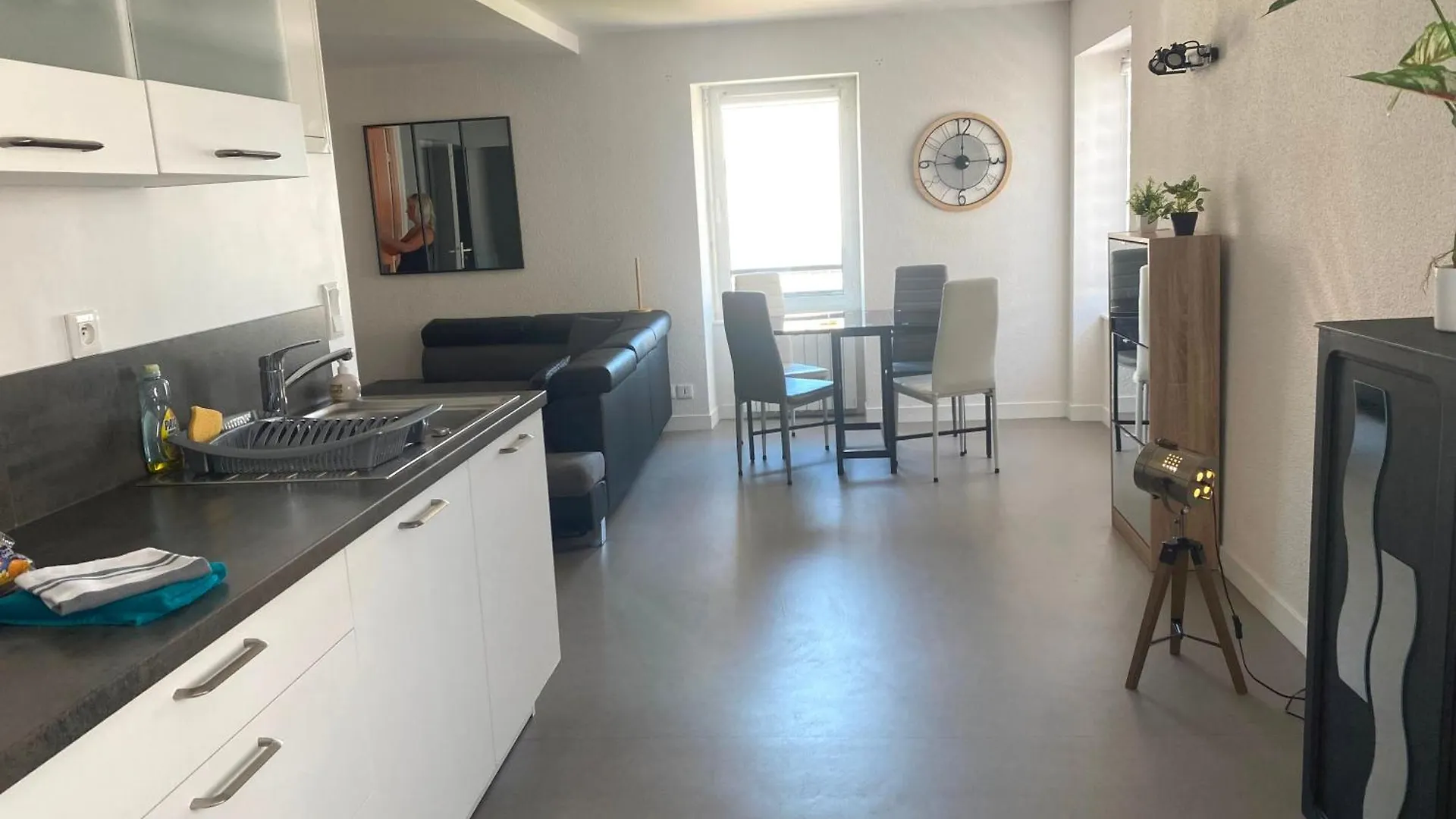 Apartament Grand T2 Centre-Ville, Calme, Lumineux Et Spacieux, 1 Chambre, 1 A 5 Pers, Climatisation, Wifi, Parking Libre Et Gratuit Francja
