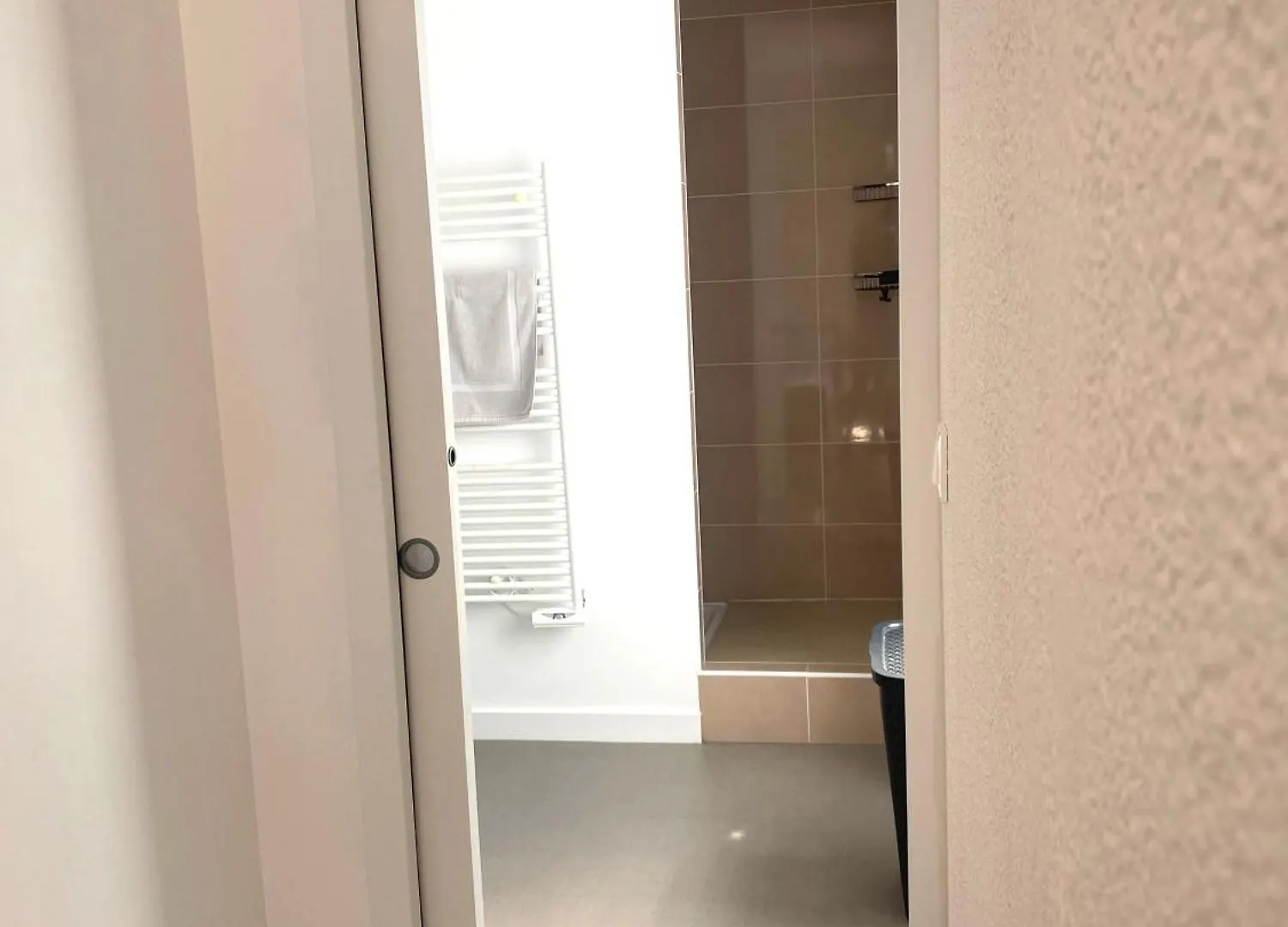 Grand T2 Centre-Ville, Calme, Lumineux Et Spacieux, 1 Chambre, 1 A 5 Pers, Climatisation, Wifi, Parking Libre Et Gratuit Francja