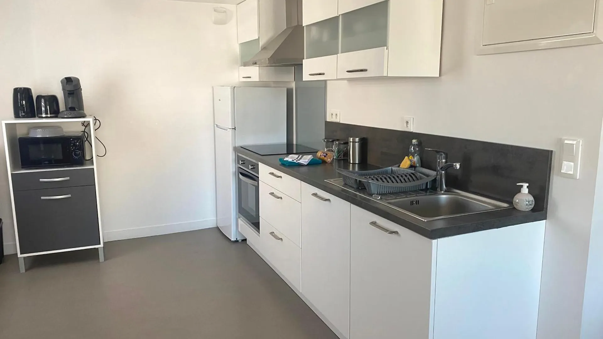 Grand T2 Centre-Ville, Calme, Lumineux Et Spacieux, 1 Chambre, 1 A 5 Pers, Climatisation, Wifi, Parking Libre Et Gratuit Lorient
