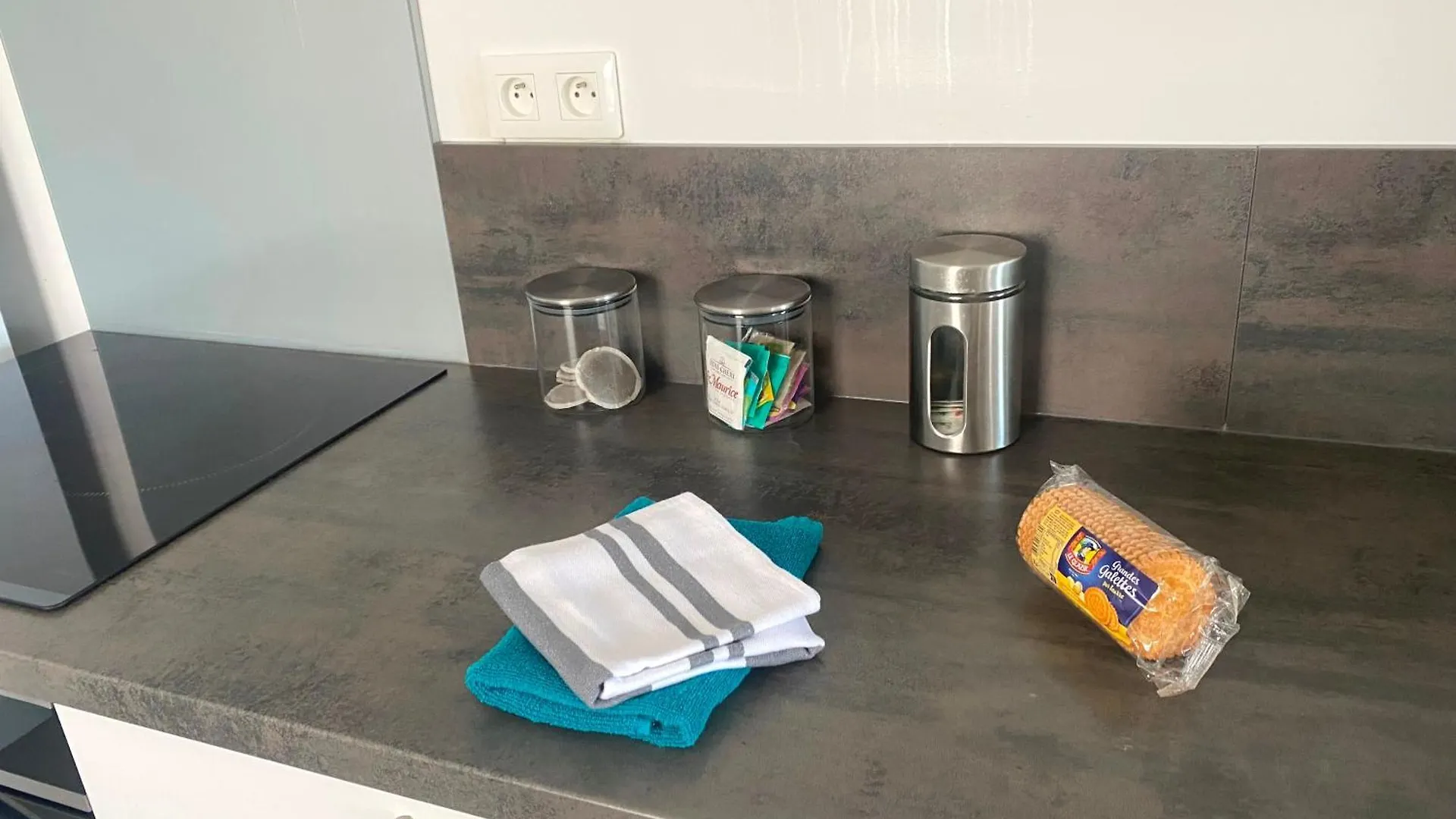 Grand T2 Centre-Ville, Calme, Lumineux Et Spacieux, 1 Chambre, 1 A 5 Pers, Climatisation, Wifi, Parking Libre Et Gratuit Lorient
