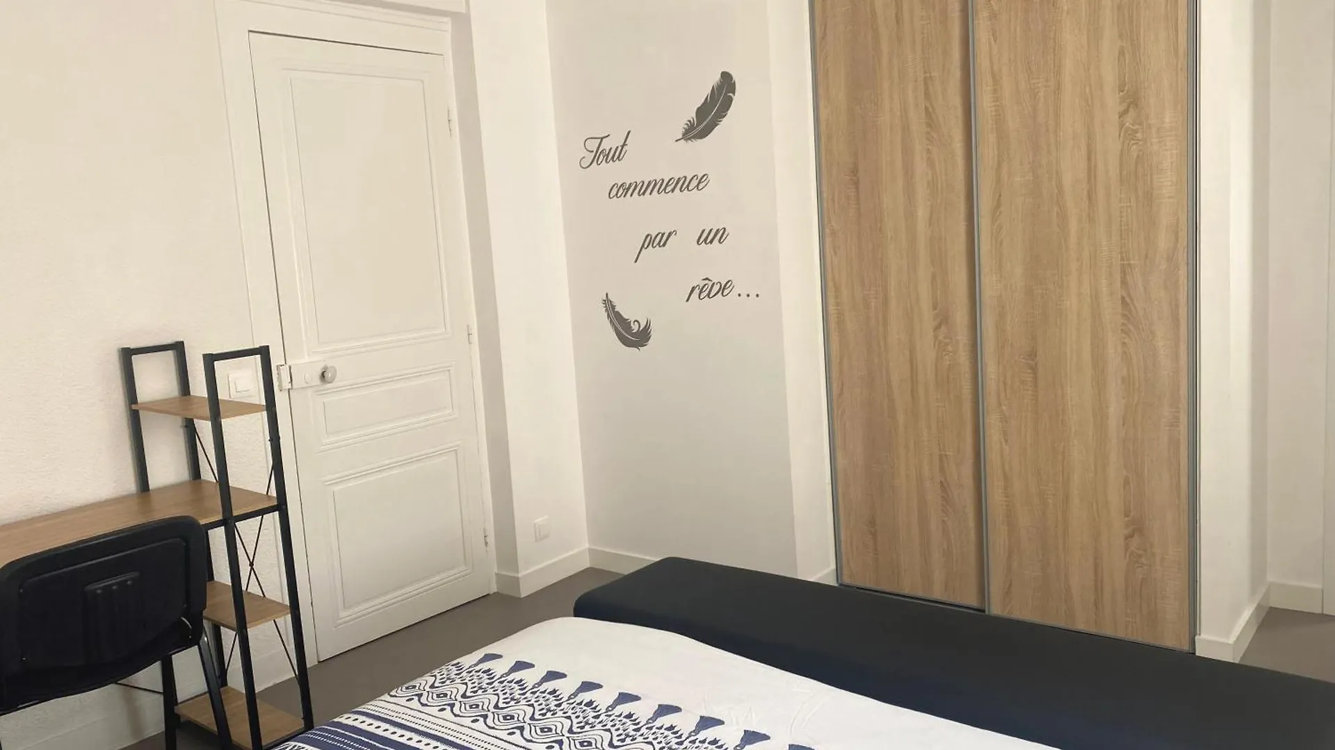 Grand T2 Centre-Ville, Calme, Lumineux Et Spacieux, 1 Chambre, 1 A 5 Pers, Climatisation, Wifi, Parking Libre Et Gratuit